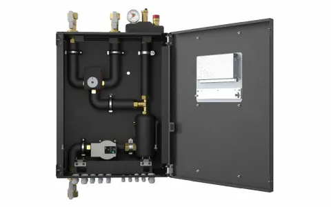 Wnętrze otwartej szafki z systemem rur, pompą, manometrem i zaworami. To zaawansowany hydrobox, gotowy do instalacji.
