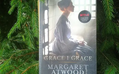 Okładka książki "Grace i Grace" Margaret Atwood, z kobietą w tle i logo Netflix.