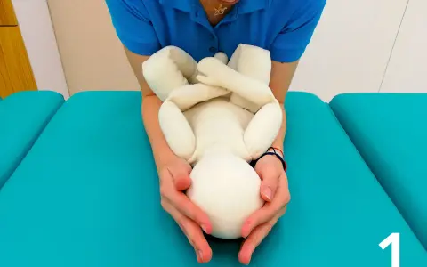 Prawidłowe podnoszenie niemowlęcia: porady fizjoterapeuty dla rodziców