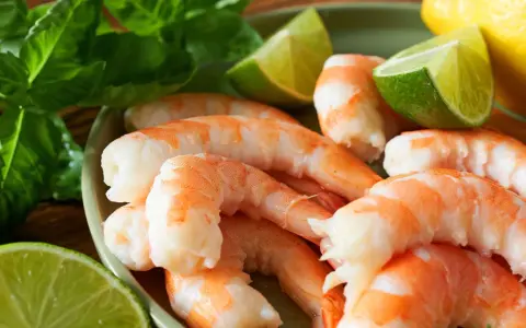 Garnelen schnell auftauen: Frische Garnelen mit Limette, Zitrone, Knoblauch und Basilikum für ein schnelles Auftauen und Zubereiten.