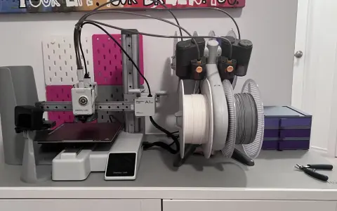 Stampante 3D Bambu Lab A1 mini con AMS lite, pronta per stampe multicolore.