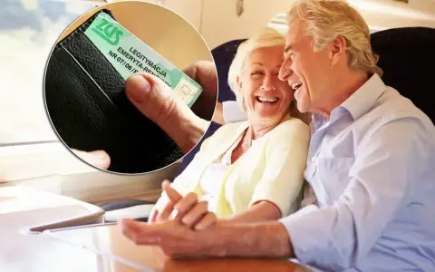 Uśmiechnięci seniorzy w pociągu pokazują legitymację ZUS, korzystając z ulg PKP.