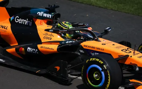 Oscar Piastri acelera en su McLaren naranja y negro, con el logo de Gemini y otros patrocinadores.