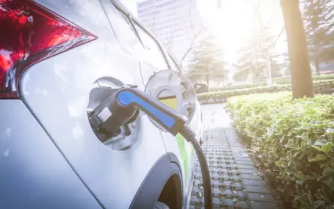 Ile prądu pobiera samochód elektryczny? Zaskakujące fakty i porady