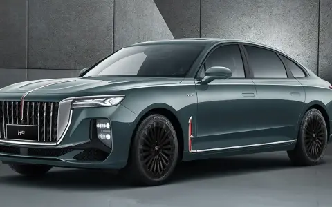 Elegancki, ciemnozielony Hongqi H9 z chromowanymi detalami i czarnymi felgami. Sprawdź, jaka jest hongqi h9 cena.