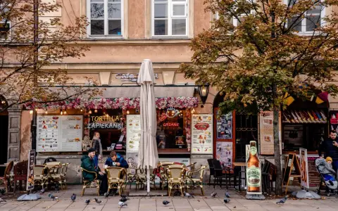 Tani wypad na weekend? Kawiarnia z zapiekankami i grzanym winem, idealne miejsce na jesienny spacer.