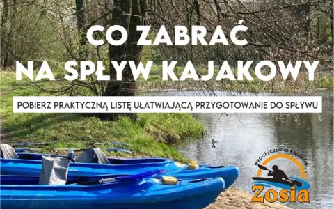Co zabrać na spływ kajakowy? Dwa niebieskie kajaki czekają nad wodą. Pobierz praktyczną listę ułatwiającą przygotowanie do wyprawy.