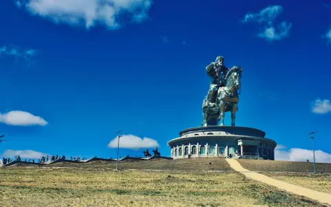 Statue équestre de Gengis Khan, symbole de la fortune et de la puissance de l'empire mongol, sous un ciel bleu éclatant.