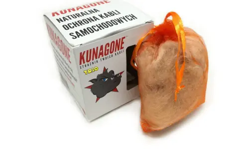 Opakowanie KUNAGONE, naturalna ochrona kabli samochodowych, z woreczkiem wypełnionym włóknami.