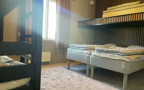 Sovrum med våningssäng och två enkelsängar. Perfekt för ditt vandrarhem på Gotland.