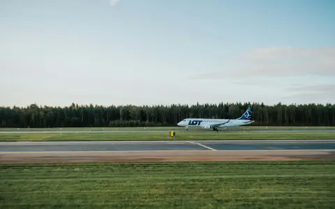 Samolot LOT na pasie startowym. Zastanawiasz się, ile wczesniej byc na lotnisku?