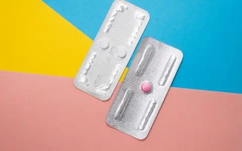 Dwie blistry z tabletkami, jedna z różową, druga z białymi. To antykoncepcja awaryjna, która może pomóc w nieprzewidzianych sytuacjach.