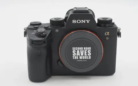 Sony A9 usata, un'eccellente fotocamera per chi cerca qualità e risparmio. Il tappo obiettivo recita "Second Hand Saves The World".