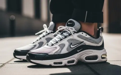 Biało-czarne, najpopularniejsze buty Nike Air Max z widocznymi poduszkami powietrznymi, idealne na co dzień.