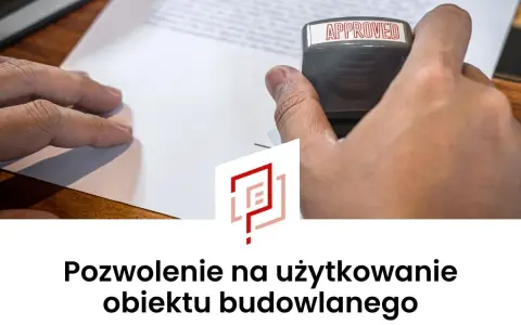 Ręka stempluje dokument pieczątką "APPROVED". Oznacza to częściowe pozwolenie na użytkowanie obiektu budowlanego.