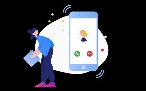 Kobieta z notatkami szuka informacji, jak wyłączyć pocztę głosową Play. Na ekranie telefonu widnieje połączenie.
