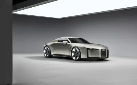 Futuristischer Audi-Sportwagen in Silber, der als audi tt nachfolger vorgestellt wird. Seine Linien sind fließend, die Front mit integrierten Lichtern und dem Audi-Ring-Logo.