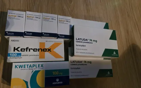 Kilka opakowań leków: Ketrel na co, Kefrenex, Kwetaplex i Latuda.