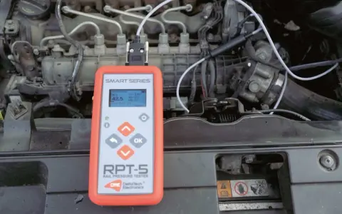 Tester ciśnienia common rail podłączony do silnika. Urządzenie RPT-5 pokazuje odczyt 42.5 MPa.