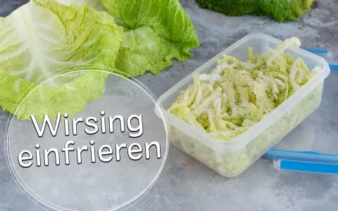 Frischer Wirsing, bereit zum Einfrieren in einer transparenten Box. So bleibt das Gemüse lange haltbar.