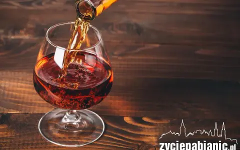 Brandy co to? Bursztynowy trunek nalewany do kieliszka, tworzący bąbelki. Idealny na wieczór.