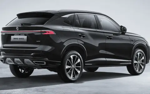 Czarne MG HS PHEV, czyli plug-in hybrid, to nowoczesny SUV. Zastanawiasz się phev co to? To samochód łączący silnik spalinowy z elektrycznym.