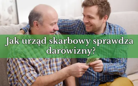 Dwóch mężczyzn, ojciec i syn, rozmawia o tym, jak urząd skarbowy sprawdza darowizny. Syn przekazuje ojcu pieniądze.