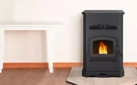Estufa de pellets negra con fuego encendido. Junto a una mesa blanca. ¡No cae pellet en la estufa, todo limpio y seguro!