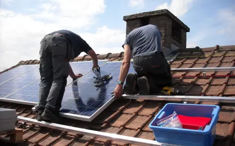 Installation de panneaux solaires sur un toit. Une étape pour la déclaration préalable panneaux solaires.