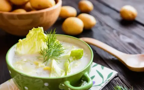 Sopa de lechuga: ¿Te atreves con la receta fácil y relajante?