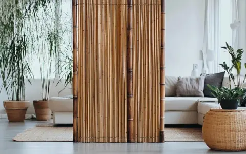Un separador de bambú en casa, aportando un toque natural y cálido al salón.
