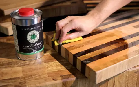 Hand versiegelt Holzschneidebrett mit Leinöl-Firnis für langanhaltenden Schutz.