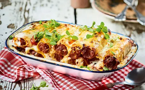 Herzhafte cannelloni mit rohem hackfleisch, überbacken mit Käse und garniert mit frischen Kräutern. Ein Genuss für die ganze Familie.