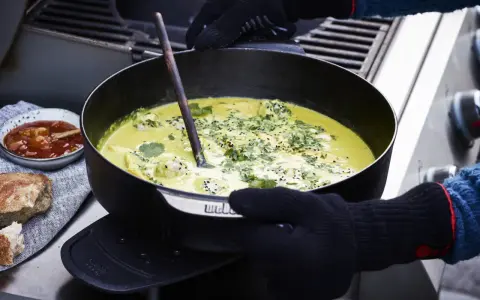 Kociołek z aromatycznym curry, gotowy do podania. To idealny kociołek przepis na letnie wieczory.