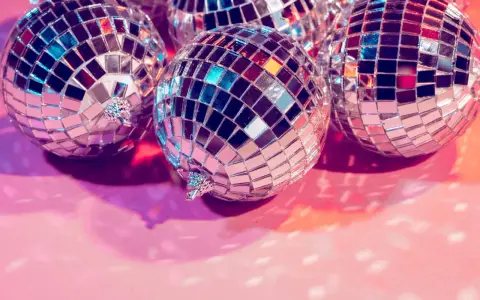 Impreza lat 70: Dekoracje Disco, Flower Power i DIY. Zrób to!