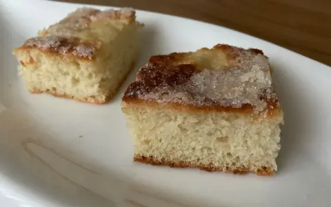 Zwei Stücke saftiger Zuckerkuchen, perfekt für ein schnelles zuckerkuchen rezept.