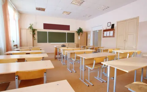 Puste ławki i krzesła w sali lekcyjnej. Wygląda jakby odwołane lekcje w szkołach 2026 sprawiły, że uczniowie zostali w domu.