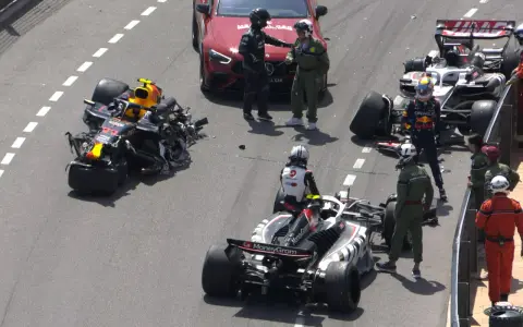 Unfall beim Großen Preis von Monaco. Beschädigte Formel-1-Autos und Rennärzte auf der Strecke.