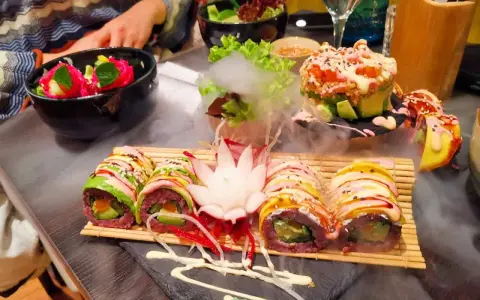 Köstliches vegetarisches Sushi mit Avocado und bunten Gemüsesorten, serviert mit Rauch-Effekt. Ein Genuss für Augen und Gaumen in diesem **restaurant vegetarisch**.