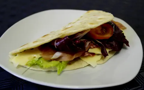 Pyszna piadina z szynką, serem, pomidorem i cykorią. Idealny przepis na szybki lunch!