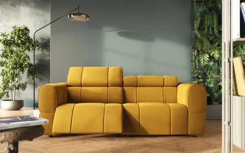 Soggiorno moderno con un vivace divano giallo. Abbinamenti di stile con piante verdi e illuminazione di design creano un'atmosfera accogliente.