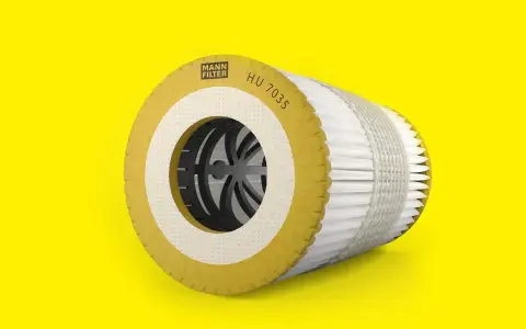 Ein Ölfilter der Marke Mann Filter mit der Modellnummer HU 7035 auf gelbem Hintergrund.