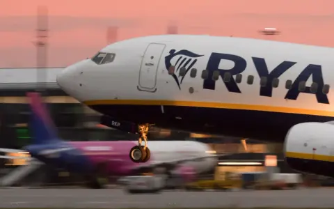 Samolot Ryanair startuje. Zastanawiasz się, ile kosztuje duży bagaż Ryanair? Sprawdź ceny przed podróżą!