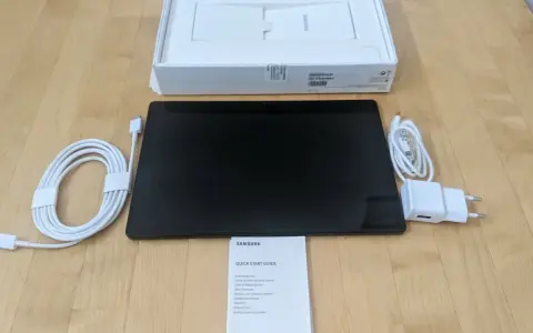 Neues Samsung Tablet mit Ladekabel, Netzteil und Anleitung zum tablet einrichten.
