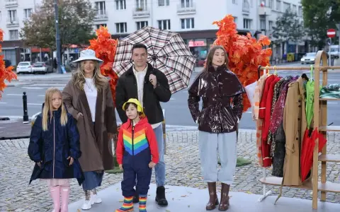 Rodzina prezentuje stylowe stylizacje na deszczowe dni: płaszcze, kalosze i kolorowe parasole.