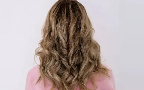 Braune Haare mit blonden Strähnchen: So gelingt der perfekte Look