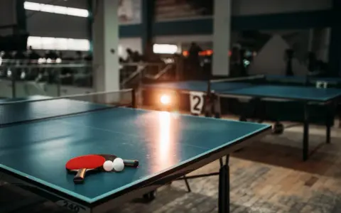 Tischtennisplatten in Berlin, bereit für das nächste Match. Ein roter Schläger und zwei weiße Bälle liegen auf dem blauen Tisch.