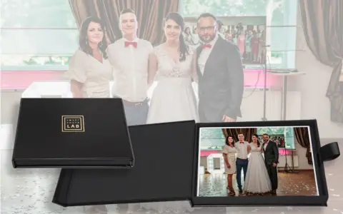 Najciekawsze atrakcje weselne zamiast fotobudki w 2026: elegancki album ze zdjęciami pary młodej i gości.