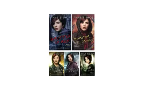 Copertine dei libri di Anne Bishop: "Written in Red", "Murder of Crows", "Vision in Silver", "Marked in Flesh", "Etched in Bone". La trilogia "Inciso nelle ossa" è completa.