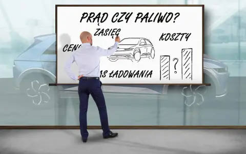 Mężczyzna pisze na tablicy "Prąd czy paliwo?", porównując zasięg, koszty i czas ładowania, co może pomóc w wyborze najtańszych samochodów elektrycznych.